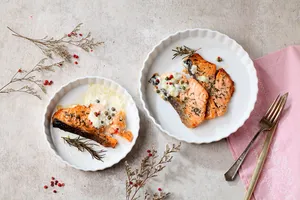 Быстрый ужин в духовке: лосось в сливочном соусе