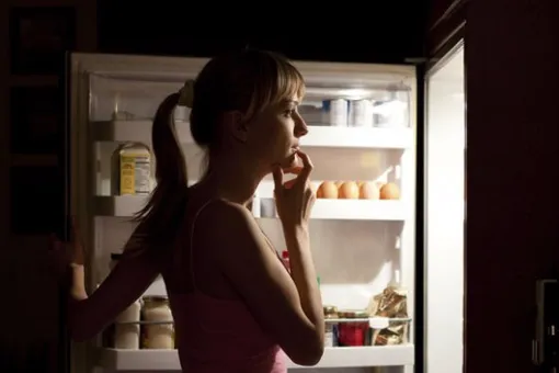 Почему мы наедаемся на ночь и как это остановить? Почему мы наедаемся на ночь и как это остановить?