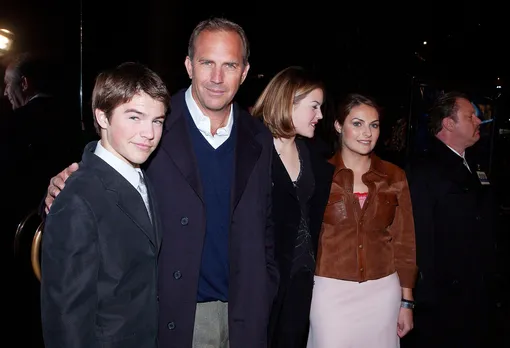 Кевин Костнер со старшими детьми