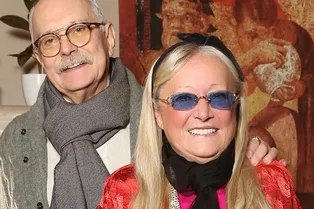 «Все такие юные»: жена Никиты Михалкова показала его редкое фото с мамой, братом и детьми