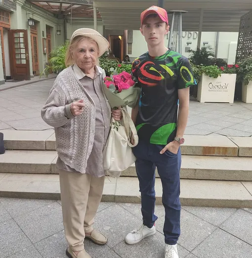 Нина Гуляева осенью 2020 года с поклонником Нина Гуляева осенью 2020 года с поклонником