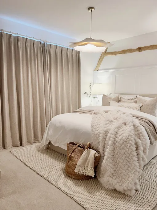 Объемный плед на кровати