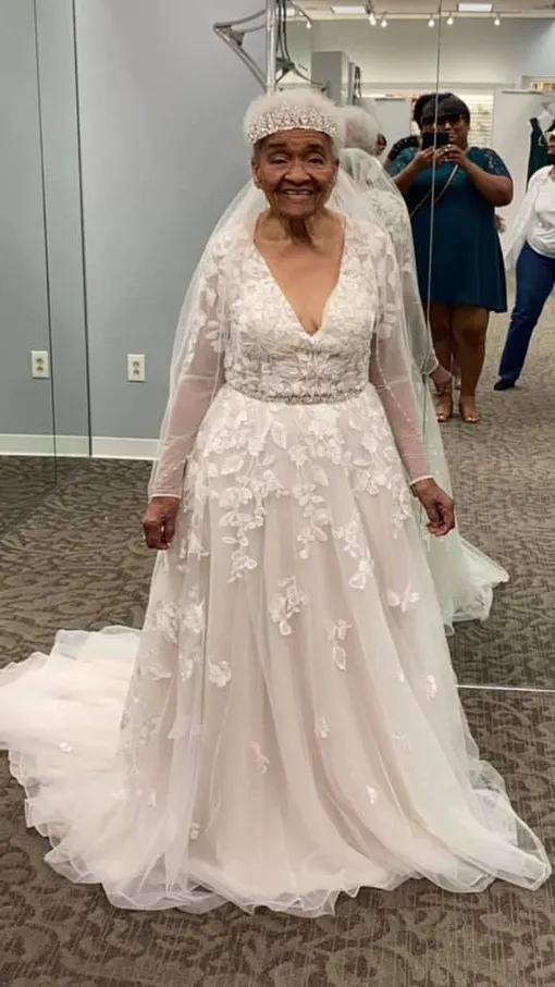 пожилая женщина в свадебном платье пожилая женщина в свадебном платье