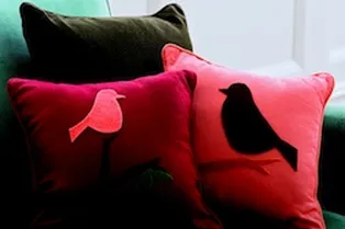 Аппликация на диванной подушке