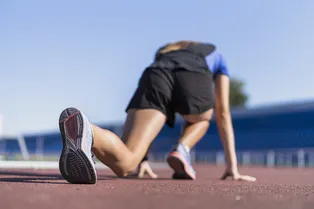 Нетрезвый мужчина в шлёпках присоединился к марафону, почти победил и стал звездой соцсетей