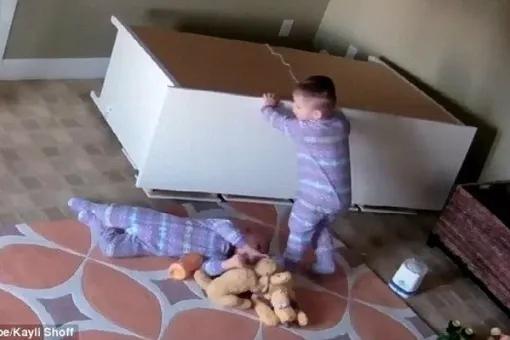 Двухлетний мальчик показал удивительную силу, спасая брата из-под упавшего комода Двухлетний мальчик показал удивительную силу, спасая брата из-под упавшего комода