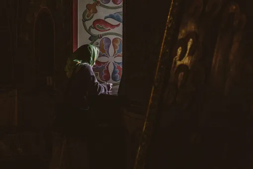 В Печерском мужском монастыре Татьяна пишет записку с требой Святой Матроне В Печерском мужском монастыре Татьяна пишет записку с требой Святой Матроне