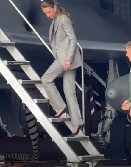 Кейт Миддлтон непринуждённо спустилась с трапа на 12-сантиметровых шпильках