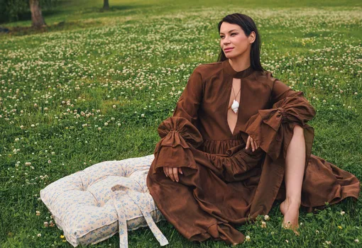 Платье, NAMELAZZ; подвеска, LUNALU Матрас, «ОБЛАКО С ЦВЕТАМИ» Платье, NAMELAZZ; подвеска, LUNALU Матрас, «ОБЛАКО С ЦВЕТАМИ»