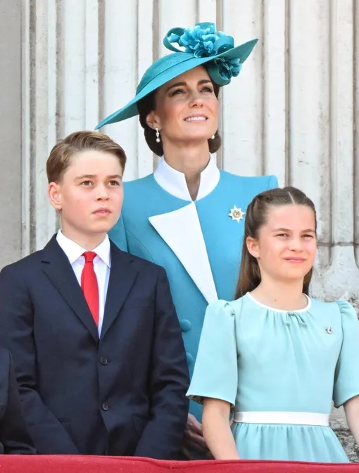 Джордж выбрал браслет дружбы как у его сестры