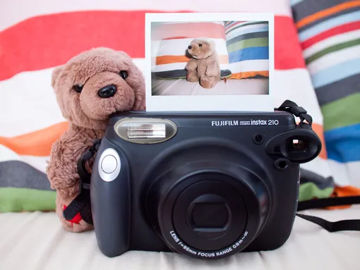 фотоаппарат с моментальным снимком и медвежонком фотоаппарат с моментальным снимком и медвежонком