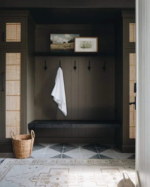 прихожая в темных оттенках