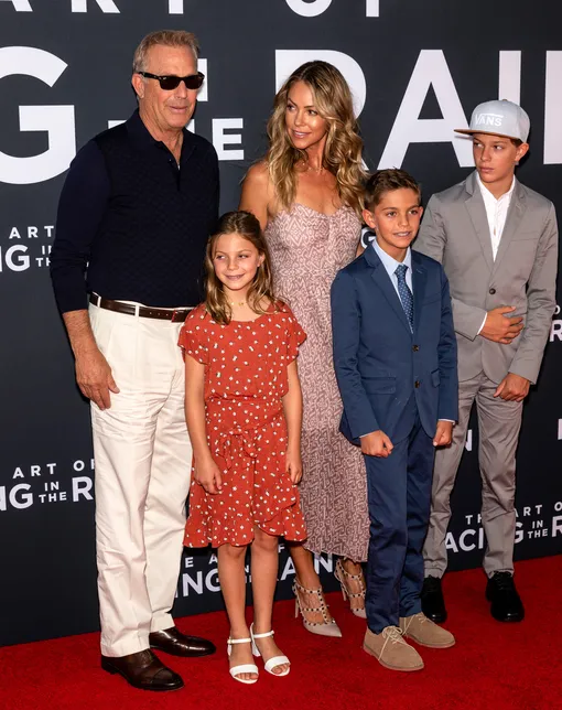 Кевин и Кристин с младшими детьми