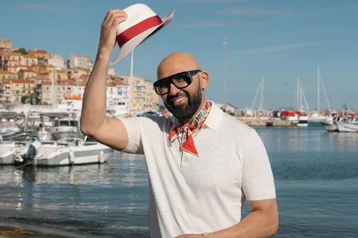 «Всё равно любите друг друга»: видео встречи «человека-улыбки» Николая Василенко с бывшей женой растрогало поклонников «Всё равно любите друг друга»: видео встречи «человека-улыбки» Николая Василенко с бывшей женой растрогало поклонников