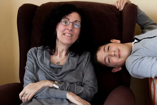 Парализованная художница рисует глазами. И это настоящие шедевры Парализованная художница рисует глазами. И это настоящие шедевры