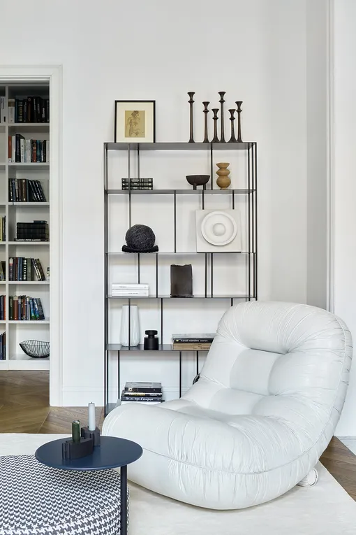 При желании картины, текстиль и детали декора можно легко поменять, и квартира будет смотреться совершенно по-другому. При желании картины, текстиль и детали декора можно легко поменять, и квартира будет смотреться совершенно по-другому.