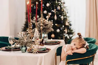 Как сервировать стол на Новый год 2026? 6 модных трендов и идеи с фото Как сервировать стол на Новый год 2026? 6 модных трендов и идеи с фото