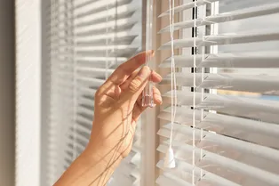 5 устаревших трендов в оформлении окон: что дизайнеры советуют оставить в 2025 году 5 устаревших трендов в оформлении окон: что дизайнеры советуют оставить в 2025 году