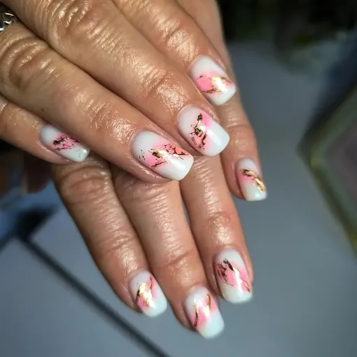 Золотая фольга выглядит на ногтях утонченно и добавляет легкого шика. Стильный вариант маникюра на декабрь 2025 года.