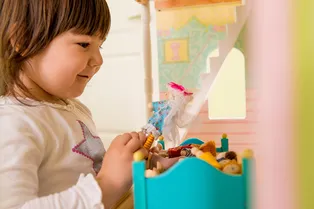 Своими руками: как создать кукольный домик с бассейном из обувных коробок Своими руками: как создать кукольный домик с бассейном из обувных коробок