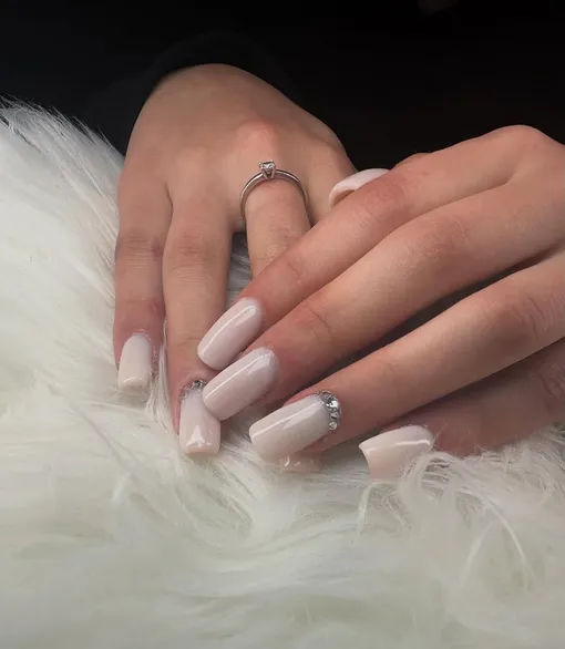 Покрытие со стразами — простой и стильный маникюр на декабрь 2025 года.