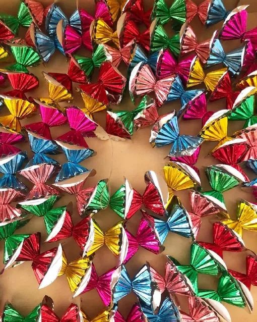 Гирлянды из фольги были очень популярны в 1990-х, в 2025 году они вновь тренде. Ими можно стильно украсить елку или дом к году Огненной Лошади.