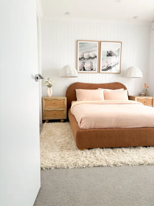 Ковер с длинным ворсом на однотонном покрытии пола