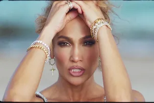 Любимые украшения: что Джей Ло надевает и на пикник, и на красную дорожку?