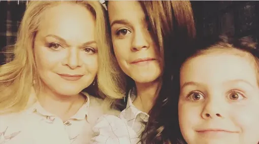 Лариса Долина с внучкой и дочкой Лариса Долина с внучкой и дочкой