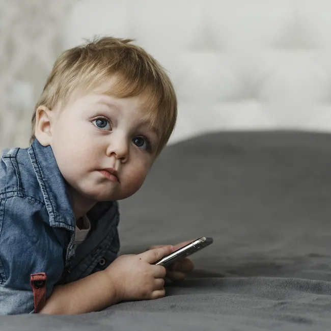 Как понять, что у ребенка зависимость от гаджетов и что с этим делать: видео