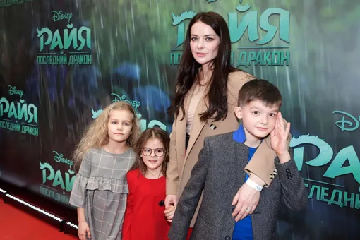 Марина Александрова с детьми