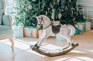 Как в детстве: 12 красивых лошадок-качалок в подарок к Новому году