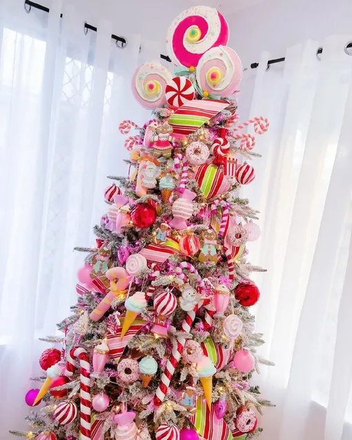 Огненная Лошадь любит яркие цвета. Если украсить елку игрушками в красно-розовой гамме, то это поможет привлечь удачу и деньги в 2026 году.