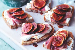 Сэндвичи с творожным сыром, ветчиной и инжиром Сэндвичи с творожным сыром, ветчиной и инжиром