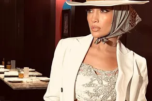 Никакого фотошопа: 53-летняя Дженнифер Лопес продемонстрировала идеальный пресс