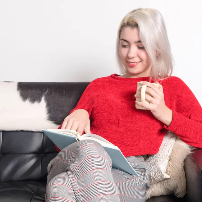 «Коровья шкура» в тренде: этот принт захватит интерьеры в 2026 году