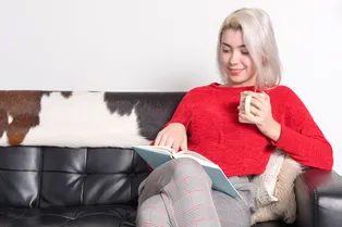 «Коровья шкура» в тренде: этот принт захватит интерьеры в 2026 году