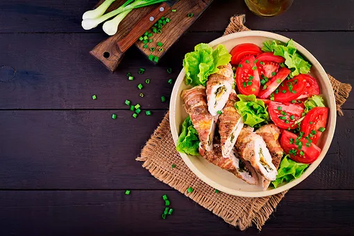 Куриные рулеты с сыром, шпинатом и вялеными томатами Куриные рулеты с сыром, шпинатом и вялеными томатами