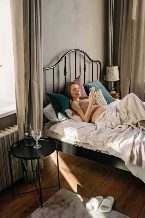 женщина в кровати женщина в кровати