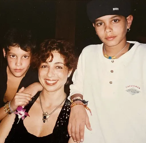 Тимати с матерью Симоной и младшим братом Артемом. Архивное фото Тимати с матерью Симоной и младшим братом Артемом. Архивное фото