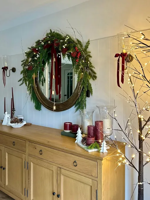 Красиво украсить зеркало своими руками на Новый год 2026 можно при помощи хвойной гирлянды. Просто обрамите ею зеркало и добавьте декоративный бант. Красиво украсить зеркало своими руками на Новый год 2026 можно при помощи хвойной гирлянды. Просто обрамите ею зеркало и добавьте декоративный бант.