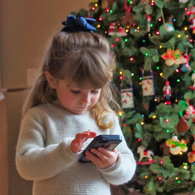 Новый год с маленьким ребёнком: 5 способов безопасно украсить интерьер