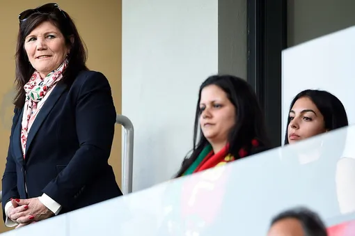 Мария Долореш Авейру (слева) не одобряет союз сына с Джорджиной Родригес