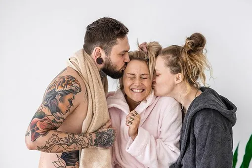 «Теперь нас трое»: женщина влюбилась в другую и призналась мужу. Он не обиделся «Теперь нас трое»: женщина влюбилась в другую и призналась мужу. Он не обиделся