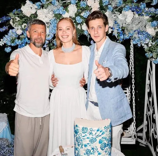 Молодожёны с солистом группы Uma2rman Владимиром Кристовским Молодожёны с солистом группы Uma2rman Владимиром Кристовским