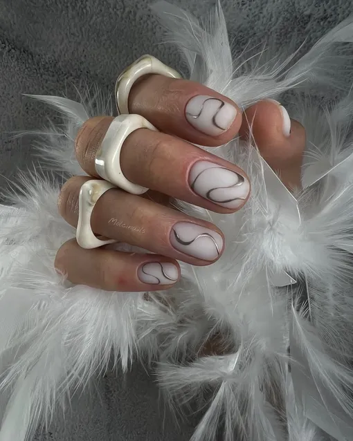 Тонкие рисунки из линий — один из самых популярных вариантов нейл-дизайна в 2025 году.