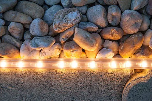 Как оформить подсветку на дачном участке без столбов и больших расходов: идеи с фото