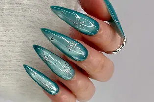 Сахарная вата и блестящий лёд: 7 цветов маникюра, которые мы увидим повсюду в 2026 году Сахарная вата и блестящий лёд: 7 цветов маникюра, которые мы увидим повсюду в 2026 году