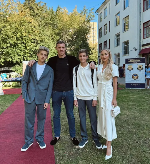 Мария и Павел Погребняки с сыновьями Павлом и Алексеем Мария и Павел Погребняки с сыновьями Павлом и Алексеем