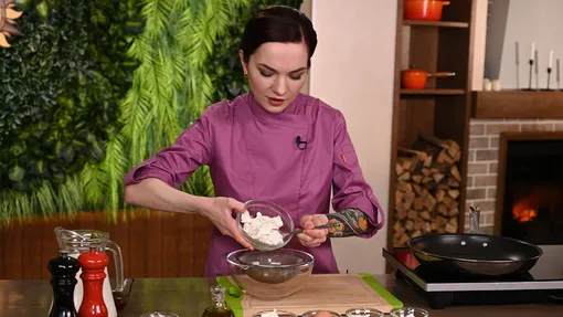 Сырные сырники с малиновым соусом